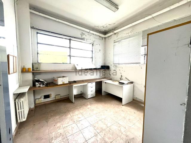 Locale in vendita di 450 m² in Via Giovanni Segantini, 28