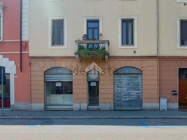 Locale in vendita di 450 m² in Via Dante, 255