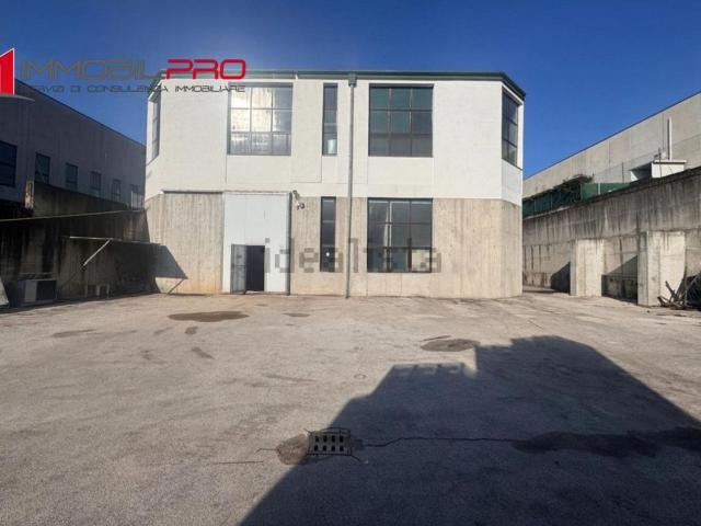Locale in vendita di 450 m² in Via del Lavoro, 40