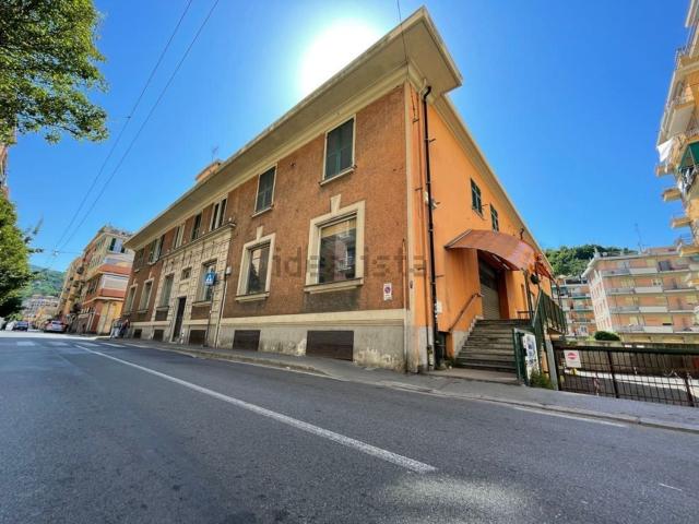 Locale in vendita di 450 m² in Via Faliero Vezzani