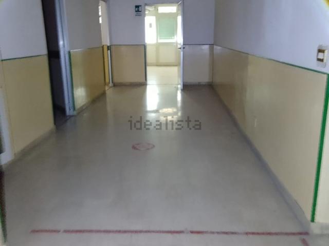Locale in vendita di 450 m² in Via Imperatore Federico