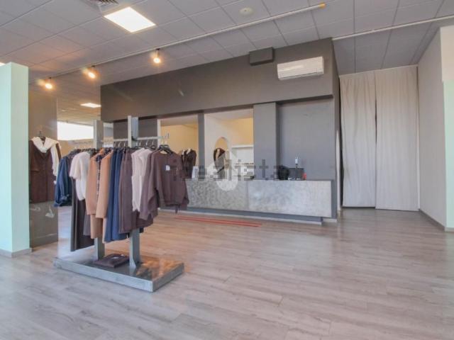 Locale in vendita di 450 m² in Via Modena, 2