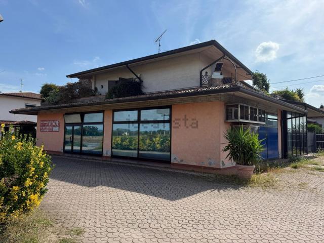 Locale in vendita di 450 m² in Via Mantova