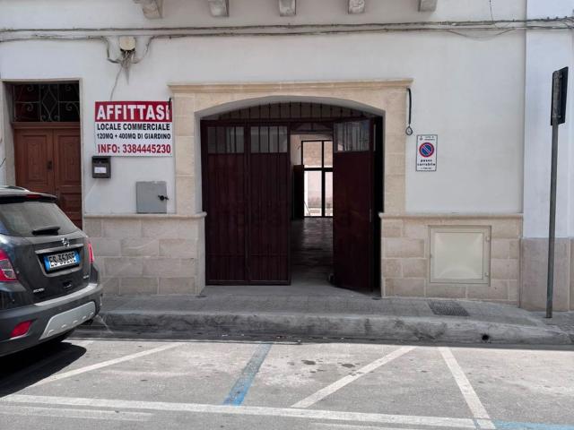 Locale in vendita di 450 m² in Via Salvatore Gigli, 34