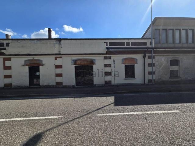 Locale in vendita di 450 m² in Via Pietro da Gallarate