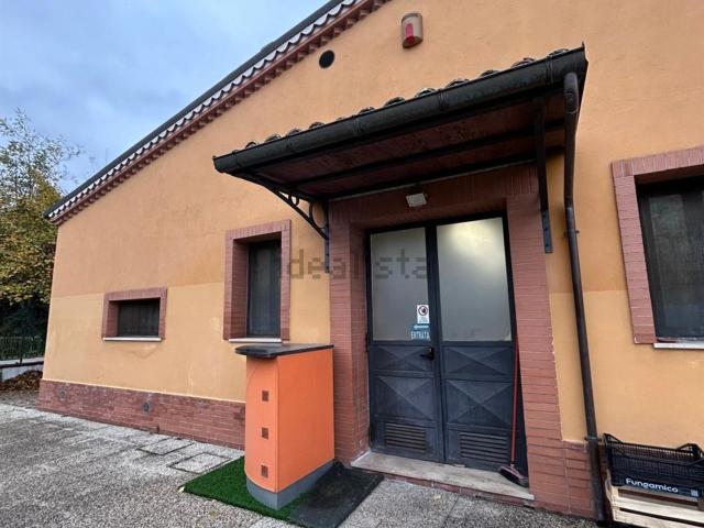 Locale in vendita di 450 m² in Contrada Fossato Cupo, 5