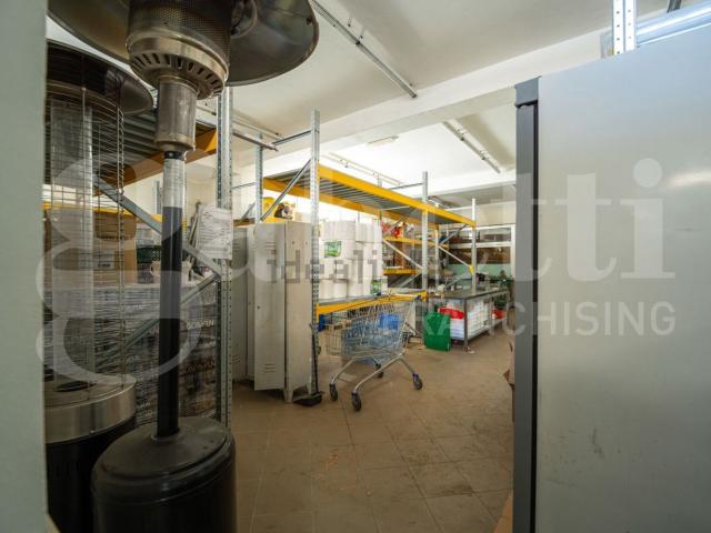 Locale in vendita di 451 m² in Viale Strasburgo, 458