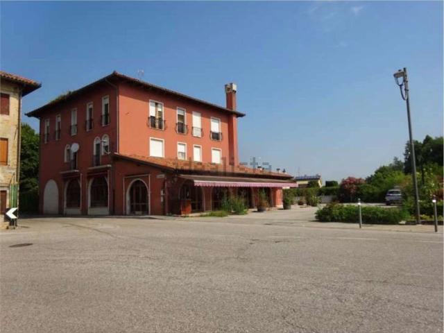 Locale in vendita di 453 m² in Via N. Bettoni, 2