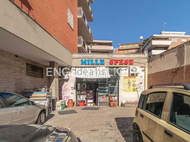 Locale in vendita di 454 m² in Via dei Monti di Primavalle