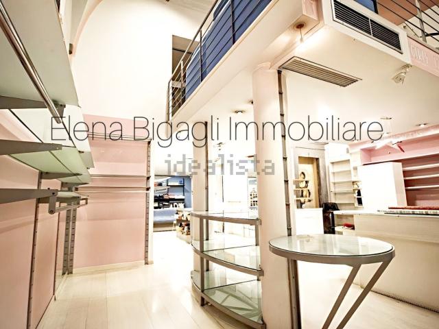 Locale in vendita di 457 m² in Piazza San Francesco