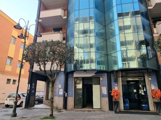 Locale in vendita di 45 m² in Corso Europa, 213