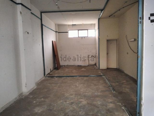 Locale in vendita di 45 m² in Via Temesa