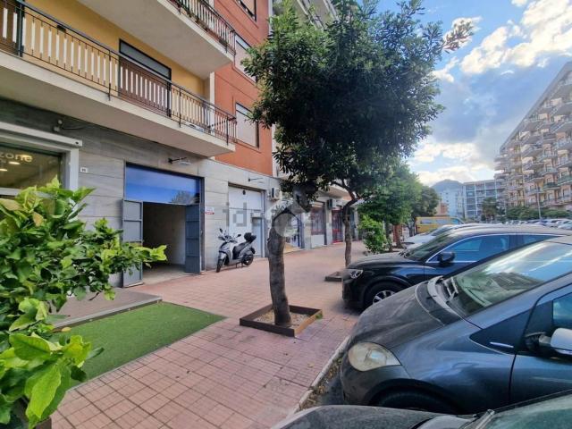 Locale in vendita di 45 m² in Via Tiziano, 12