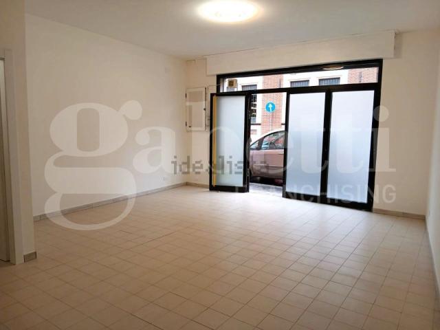Locale in vendita di 45 m² in Via Ugo Bassi, 86