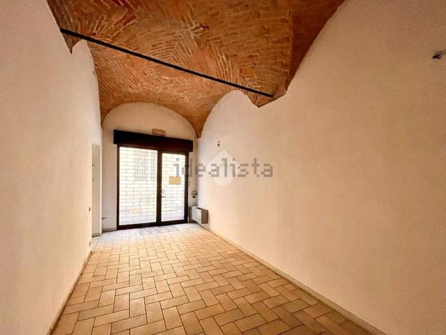 Locale in vendita di 45 m² in Via Ala Ponzone, 15