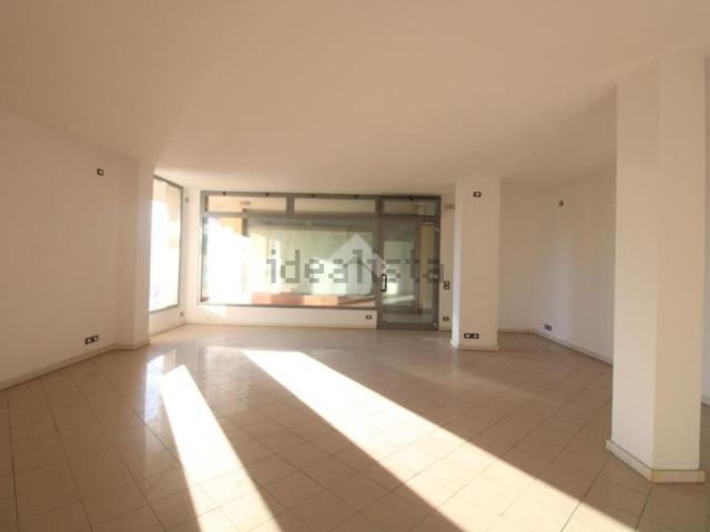 Locale in vendita di 45 m² in Via Eugenio Montale, 12