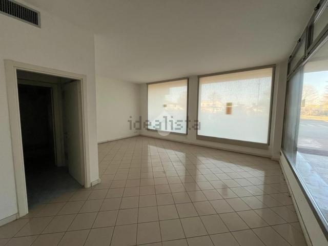 Locale in vendita di 45 m² in Via Eugenio Montale, 12