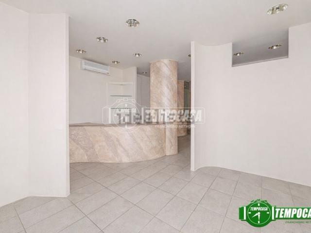 Locale in vendita di 45 m² in Via F.lli Rosselli