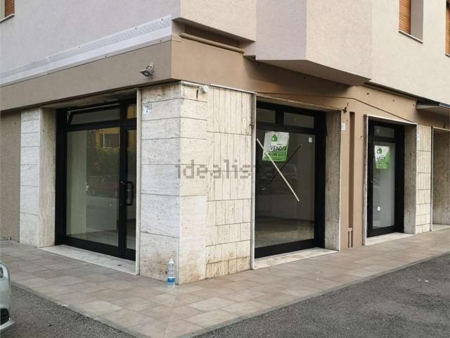 Locale in vendita di 45 m² in Via F. Tamburini, 193
