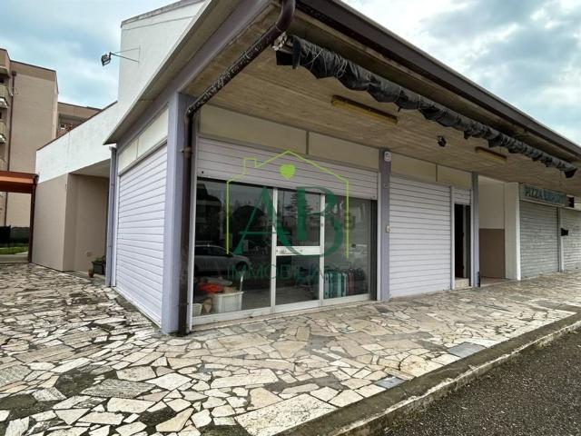 Locale in vendita di 45 m² in Via G. Puccini, 23