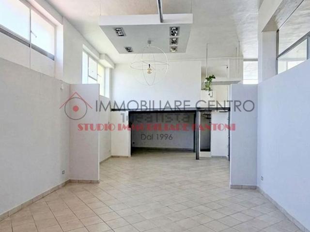 Locale in vendita di 460 m² in Via della Gronda, 1