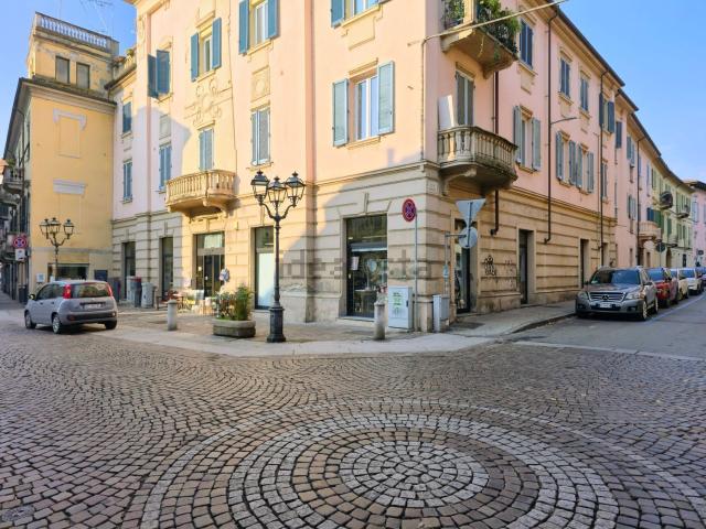 Locale in vendita di 462 m² in Via Andrea Vochieri, 114