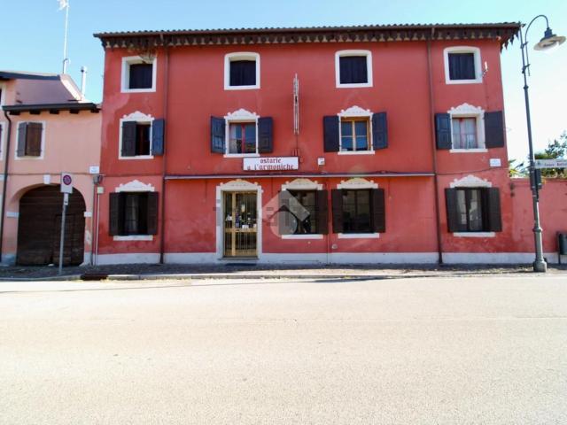 Locale in vendita di 465 m² in Piazza Cesare Battisti, 8