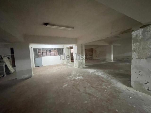 Locale in vendita di 468 m² in Via S. Caterina