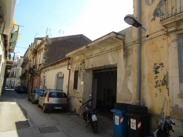 Locale in vendita di 46 m² in Via Generale Carini