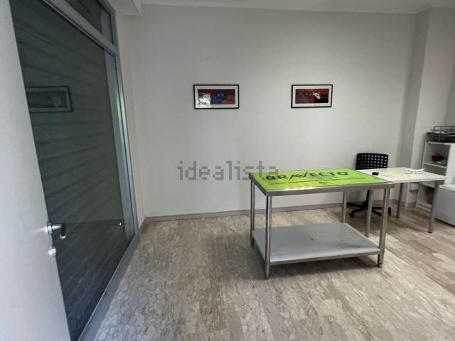 Locale in vendita di 46 m² in Via martiri iv ottobre, 84