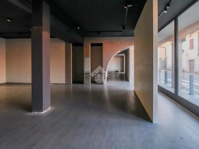 Locale in vendita di 470 m² in Via A. Torri, 1