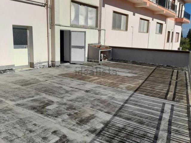 Locale in vendita di 470 m² in Via Giulia Dolcetti, 16