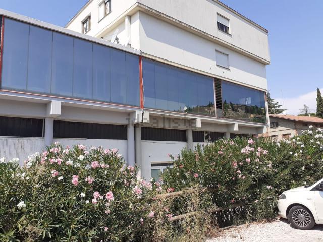 Locale in vendita di 470 m² in Via Filippo Turati, 7