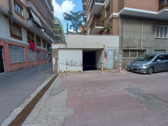 Locale in vendita di 470 m² in Via Franco Sacchetti, 18