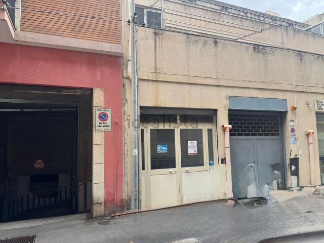 Locale in vendita di 470 m² in Via Industriale, 35