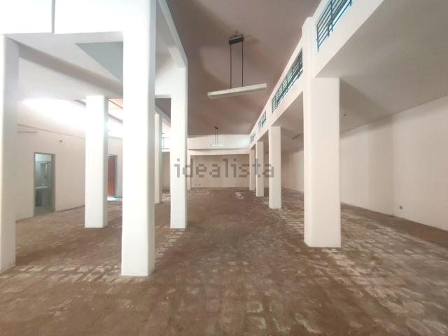 Locale in vendita di 470 m² in Via J. F. Kennedy, 30