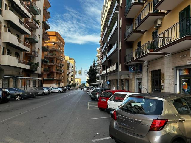 Locale in vendita di 470 m² in Via Umbria, 33