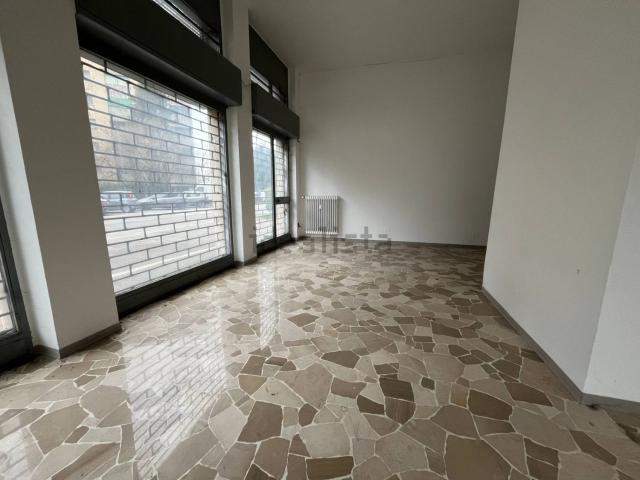 Locale in vendita di 350 m² in Viale Lombardia, 29