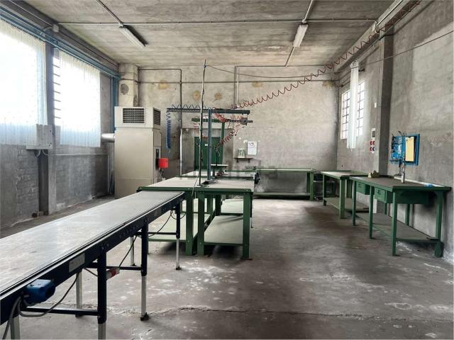 Locale in vendita di 476 m² in Via Puccini, 18