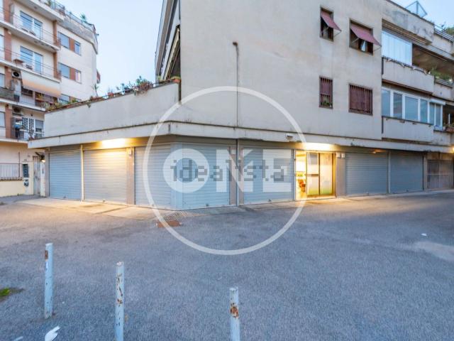 Locale in vendita di 478 m² in Via degli Opimiani, 1