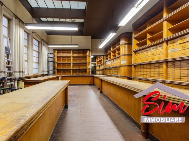Locale in vendita di 480 m² in Via Fratelli Rosselli