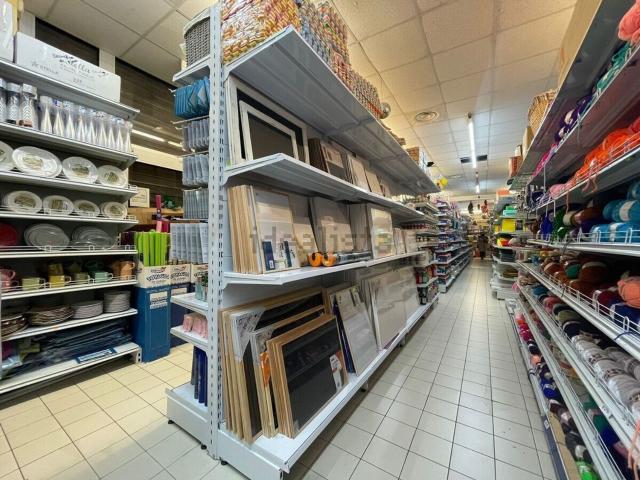 Locale in vendita di 480 m² in Via Silvio Lagustena