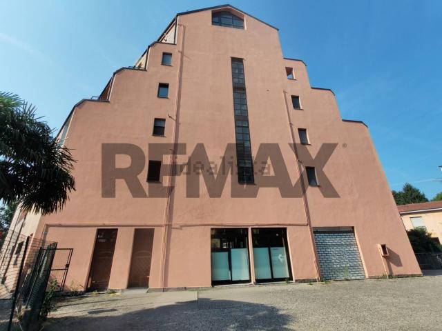Locale in vendita di 480 m² in Viale Giuseppe Borri, 30