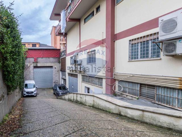 Locale in vendita di 485 m² in Via Pantano, 10