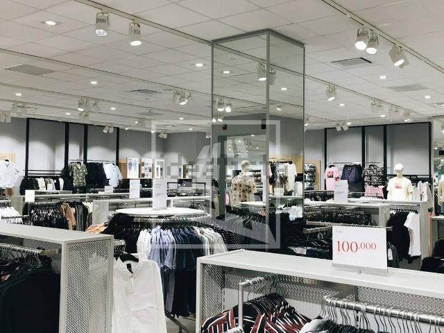 Locale in vendita di 487 m² in Via Monte Ventasso, 5