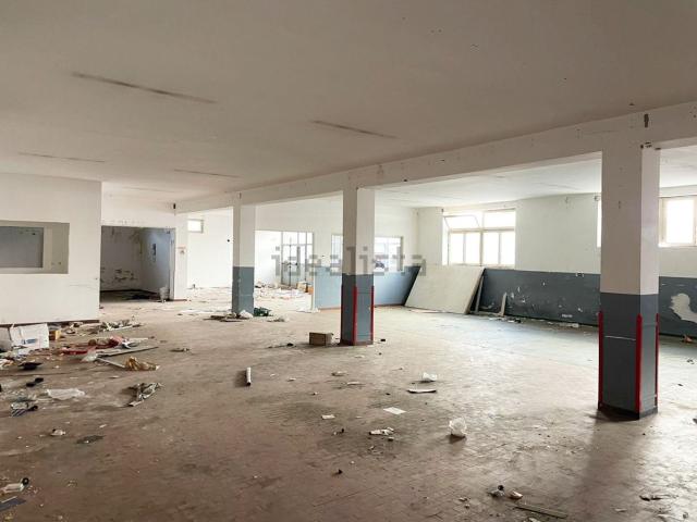 Locale in vendita di 489 m² in Via Umberto Richiello