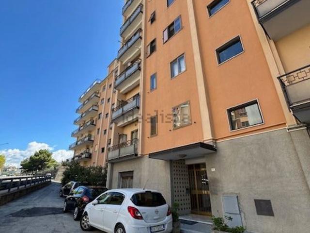 Locale in vendita di 48 m² in Via Vincenzo De Filippis