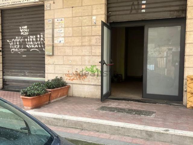 Locale in vendita di 48 m² in Via Adolfo Albertazzi, 82