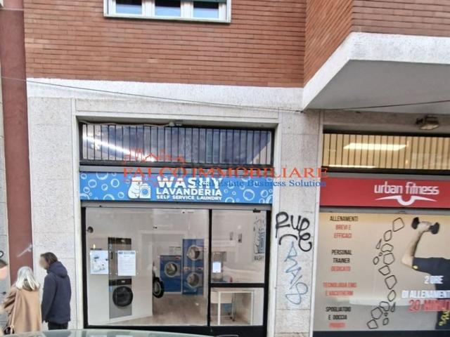 Locale in vendita di 48 m² in Via Rubens, 14