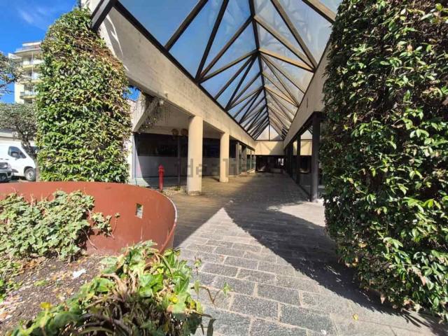 Locale in vendita di 490 m² in Via Vittorio Veneto, 17